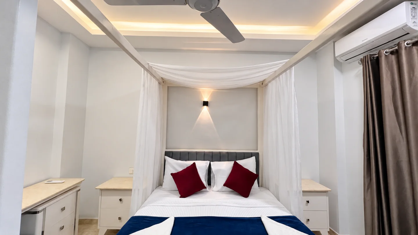Canopy bed with crisp white linens