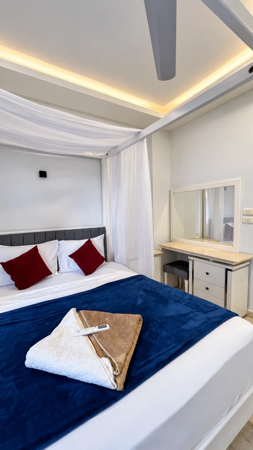 Queen bedroom with dressing table