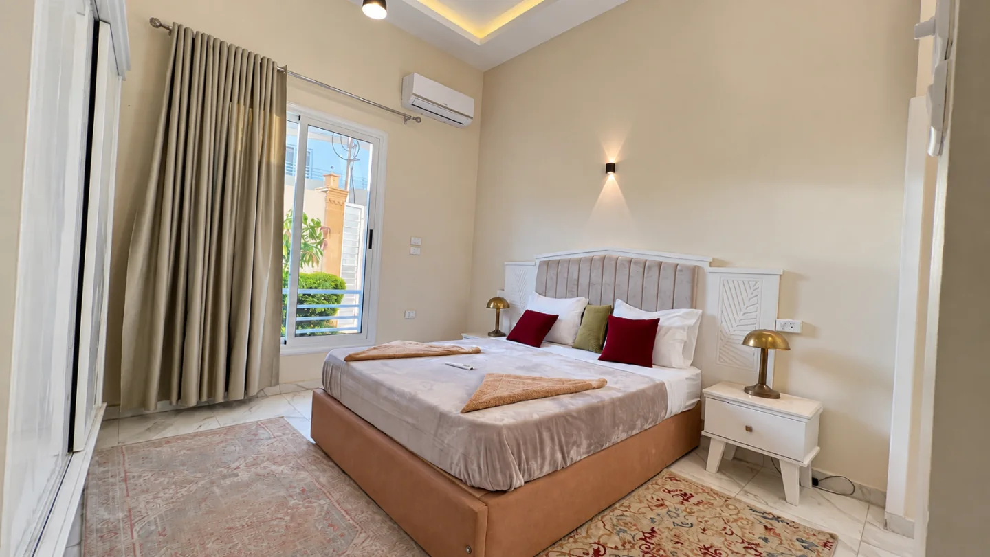 Queen bedroom with garden outlook